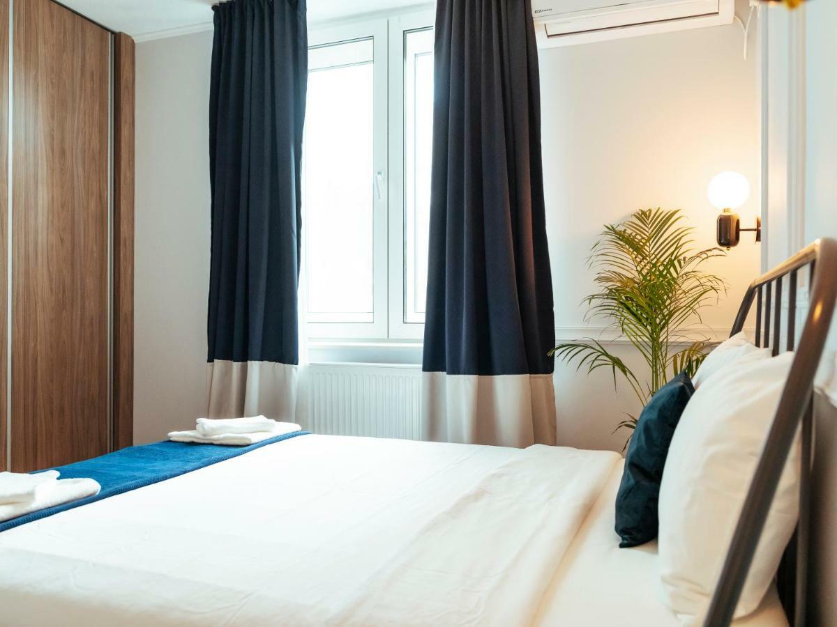 Classy Apartment - Old Town Bukares Bagian luar foto