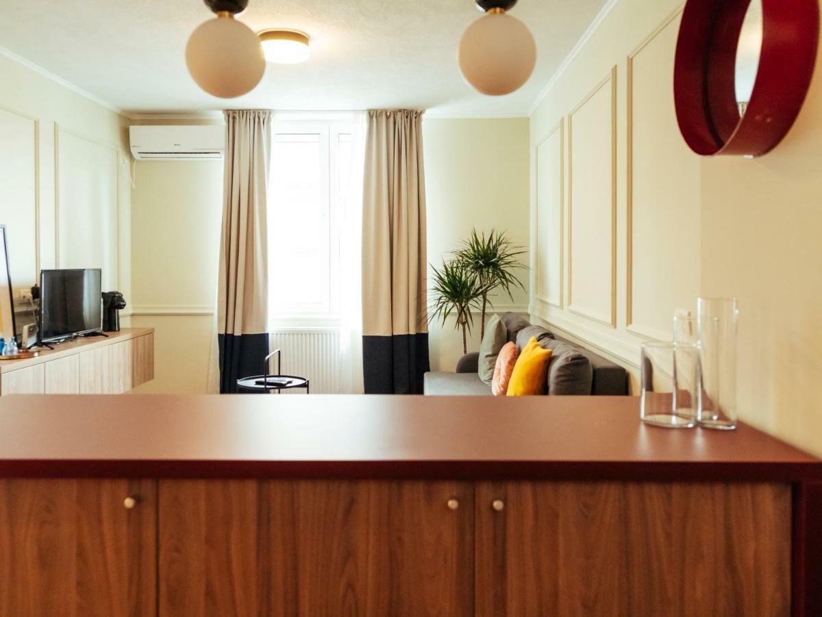 Classy Apartment - Old Town Bukares Bagian luar foto