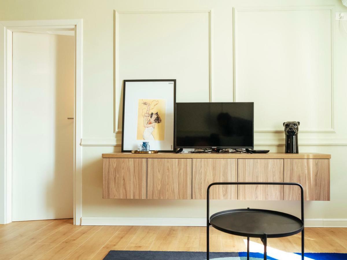 Classy Apartment - Old Town Bukares Bagian luar foto